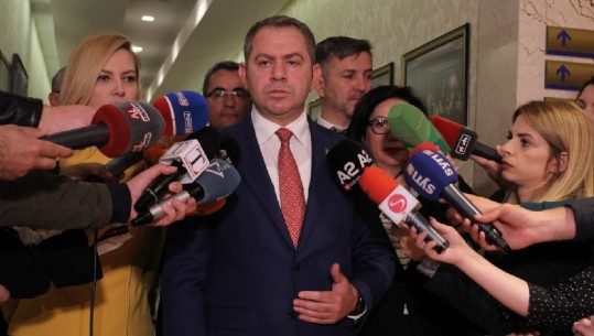 Idrizi nënshkruan me Mesila Dodën dhe ish-kreun e AKU në krah: Parlamenti teatër kukullash