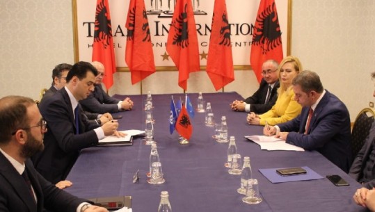 Idrizi nënshkruan me Mesila Dodën dhe ish-kreun e AKU në krah: Parlamenti teatër kukullash