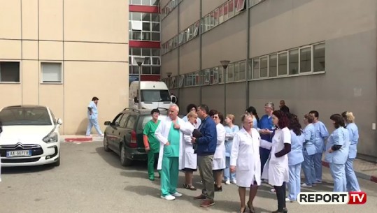 Vdekja e nënës pas lindjes, bluzat e bardha në protestë: Mjekët e arrestuar janë të nderuar në punë (VIDEO)
