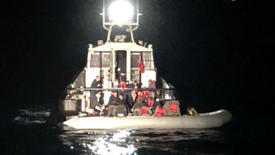 Gomonia mes dallgëve/ 'Butrinti' shpëton 50 emigrantë në detin Egje (VIDEO)