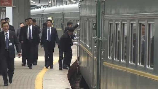  Kim Jong Un çudit sërish botën, truprojat pastrojnë trenin në ecje para se të zbresë 'i madhërishmi' (VIDEO)