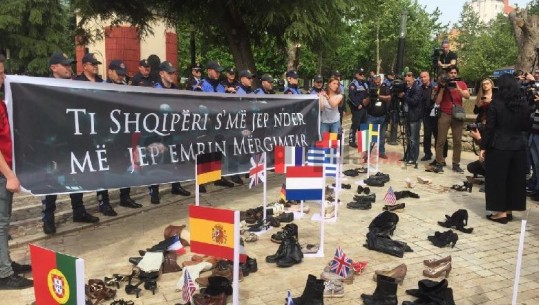 Protesta simbolike/ 200 palë këpucë të të rinjve të larguar para parlamentit, FRPD: S'do lejojmë zgjedhje në 30 qershor (VIDEO)