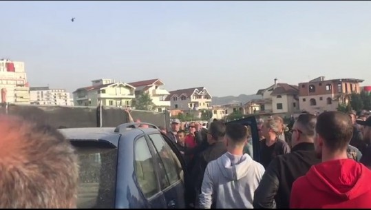 Miltanti i PD i merr çelësin drejtuesit të një automjeti, ndërhyn Fatmir Mediu (VIDEO)