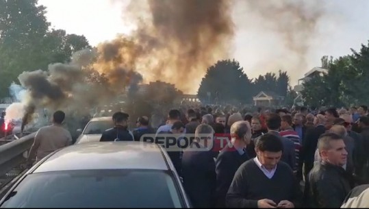 Protesta e opozitës/ Ish-Shqiponja dhe Plepat në tym