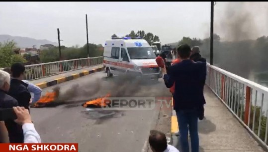 E paprecedentë në Shkodër! Militantët 'mjekë'  të PD-së i bllokojnë rrugën ambulancës...Ish-deputetët bëjnë 'sehir' (VIDEO)