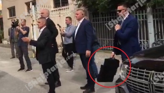 Vizita e Ramës në Shkodër, Garda pajiset me çantë mbrojtëse speciale?! (VIDEO)