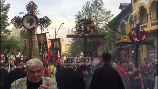 Fillon 'Udhëtimi i Epitafit', qindra besimtarë ortodoksë mblidhen bashkë në Korçë