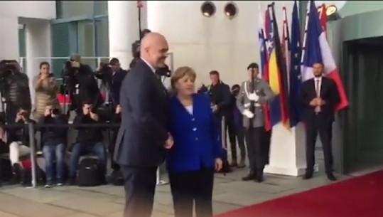 Rama takon Merkel, shoqërohet nga Spiropali dhe Cakaj (VIDEO)