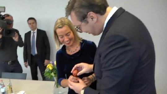 Samiti i Berlinit me një hyrje aspak formale, liderët e Ballkanit thyejnë vezët e Pashkëve (FOTO)