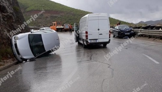 Përplasen tre makina në kthesat e Qafë Thanës, njëra përmbyset (FOTO)