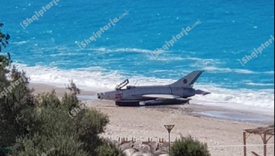 Sezoni turistik nis në mënyrë të pazakontë, një avion stacionohet në plazhin e Drimadhes