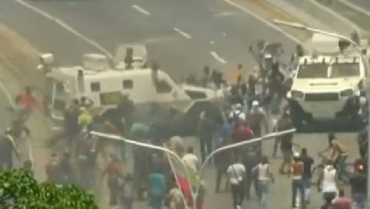 Horror në Venezuelë, autoblindat e ushtrisë shtypin protestuesit (VIDEO)