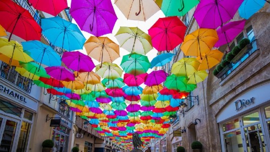 'Umbrella Sky', instalacioni mbreslënës në rrugën më të famshme në Paris...dhe më të shtrenjtë! (VIDEO)