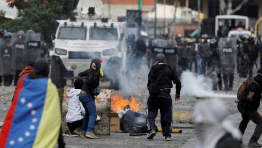 'Grushti i shtetit' në Venezuelë/ SHBA të gatshme të ndërhyjnë ushtarakisht, BE bën thirrje për vetëpërmbajtje