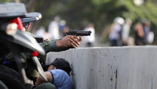Përpjekjet për grusht shteti, përleshje mes policisë dhe protestuesve në Venezuelë (FOTO)