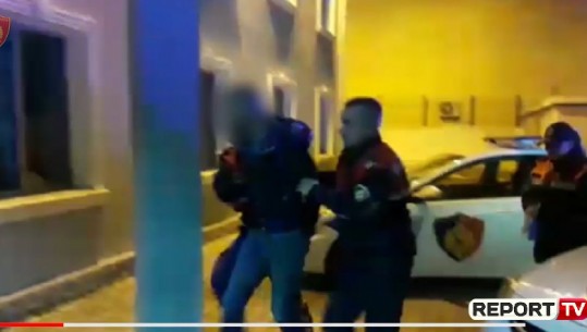 Theu urdhrin e arrestit/ Forcat Shqiponja e prangosin bashkë me shokun që lëvizte me armë (VIDEO)