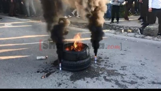 Basha në Elbasan/ Militantët u vendosin zjarrin gomave në mes të rrugës