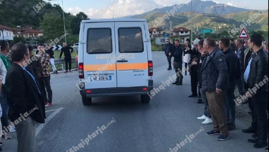 Protestuesit i hapin rrugën ambulancës në Elbasan 