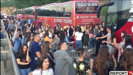Kuksianët u bllokojnë rrugën, maturantët kosovarë ia marrin valles