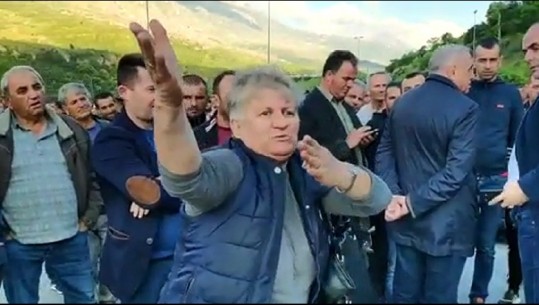 'Votat nuk merren me dhunë...', e moshuara 'bën për ujë të ftohtë' protestuesit në Gjirokastër