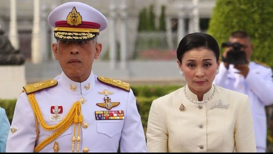 Mbreti i Tajlandës martohet me ish-stjuardesën e tij