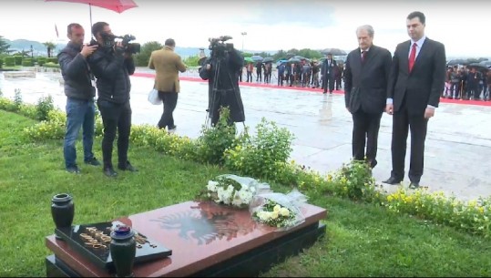 Basha dhe Berisha vendosin lule në varrin e Azem Hajdarit