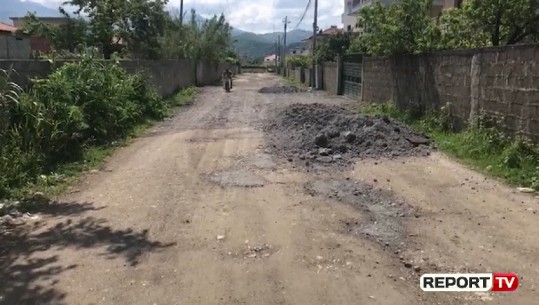 Katundi i Ri në Elbasan pa rrugë, banorët: Kur bie shi bëhet e pakalueshme, apel shtetit (VIDEO)
