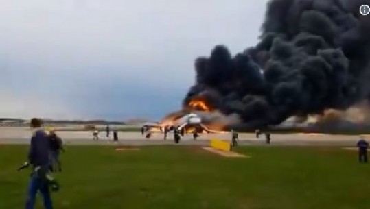 Avioni me 78 pasagjerë shpërthen në flakë në Moskë, 13 të vdekur (PAMJET)