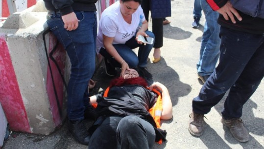 Humbën ndjenjat në protestë, ambulanca u vjen në ndihmë dy grave (VIDEO)