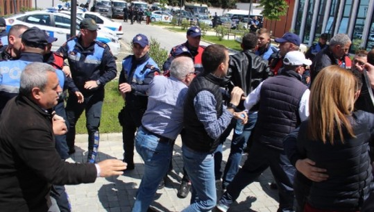 Përplasje para komisariatit nr.6, banorët e Astirit thyejnë traun dhe kërkojnë lirimin e të shoqëruarëve (VIDEO)