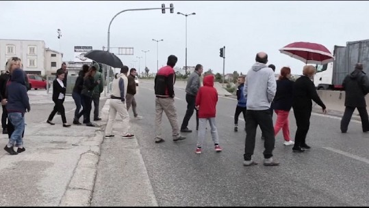 Durrës/ Banorët e lagjes Arapaj në protestë: Të zhbllokohet rruga, po na rrezikohet jeta