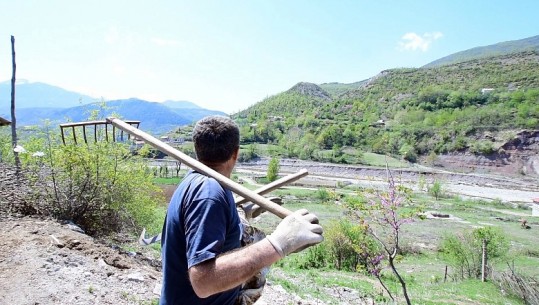 Ndërtimi i HEC-eve në Librazhd thau degën e lumit Shkumbin pranë Parkut, banorët: S'kemi ujë për jetesë