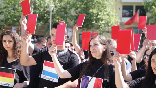 Protesta simbolike/ Të rinjtë opozitarë me bluzat e BE-së i nxjerrin kartonin e kuq Ramës (FOTO)