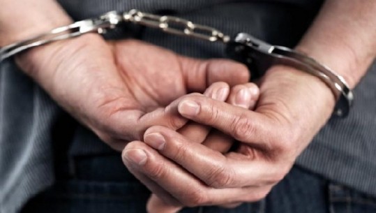 50€ për person/ Arrestohet 40-vjeçari që po transportonte ilegalisht në Kosovë 14 të huaj