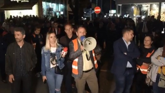 'O Klevis o hero gjithë Shqipëria ty do', banorët e Unazës së re protestë te Drejtoria e Policisë (VIDEO)