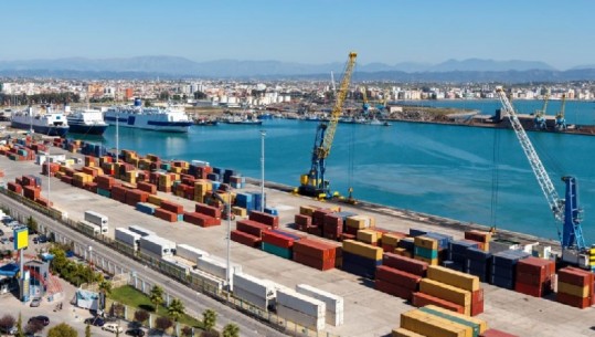 Bie nga shkallët e një anije në portin e Durrësit, plagoset punëtori 55-vjeçar