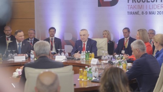 Thaçi anulon drekën me Metën, Vuçiçin dhe Dodikun