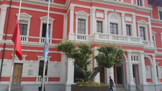 Flamujt në Vlorë ulen në gjysmështizë, në zi për nëntetaren Hasanaj