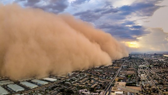 Stuhi gjigante rëre “gëlltisin” Australinë (VIDEO)