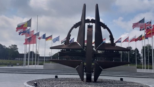 Flamuri shqiptarë në selinë e NATO-s ulet në gjysmështizë