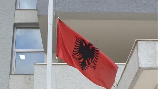E gjithë Shqipëria në zi, flamujt në gjysmështizë (FOTO)