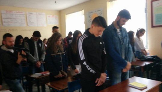 Momente prekëse, nxënësit në Kukës mbajnë 1 minutë heshtje për Dëshmoren e Atdheut, Zarife Hasanaj
