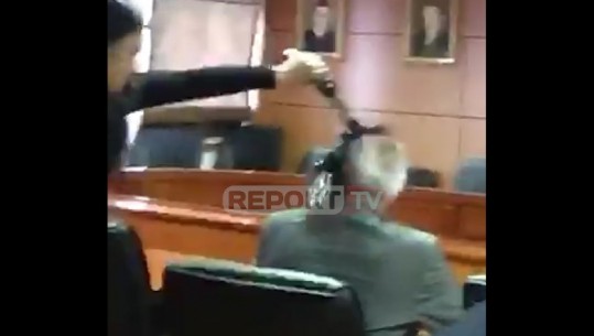 I quajti vandalë, studentja i hedh bojën kokës rektorit të Universitetit të Shkodrës (VIDEO)
