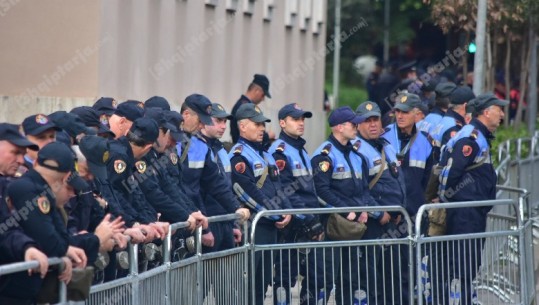 Opozita protestë tek Kuvendi dhe tek Kryeministria, policia rrethon dy institucionet (FOTOT)