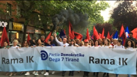 'E duam Shqipërine pa Edi Ramën'. Simpatizantët e PD marshim në këmbë drejt bulevardit (VIDEO)