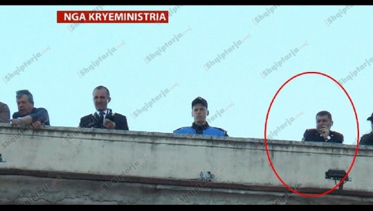 Kryepolici i Tiranës drejton efektivët nga tarraca e kryeministrisë (FOTO)