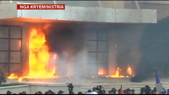 Qëllohet me bomba molotov, shpërthen në flakë kryeministria (VIDEO)