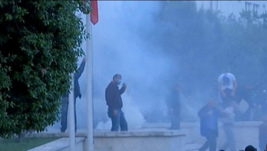 Policia shpërndan turmën me gaz lotsjellës