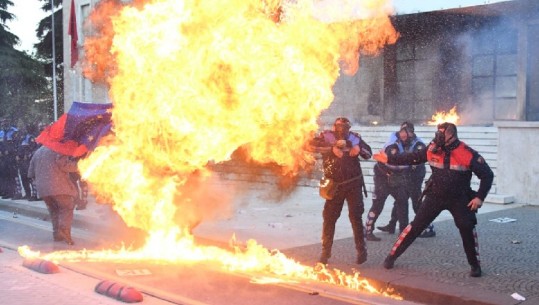 FOTO - Militantët hedhin bomba molotov! Momenti i plagosjes së tre policëve 