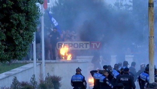 Militantët hedhin bomba molotov, një protestues mes flakësh, e shpëton polici i Shqiponjave! (VIDEO)